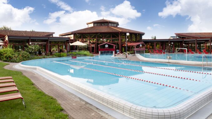 Sonnenhof-Therme-Außenansicht-Schwimmerbecken